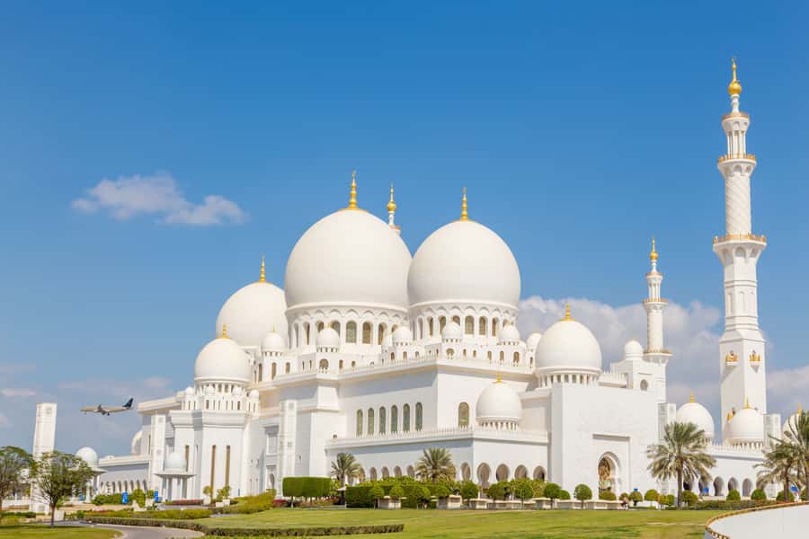 Abu Dhabi: Big Bus Hop-On Hop-Off Sightseeing Tour - On-bus experience: headphones, climate control, and friendly humans