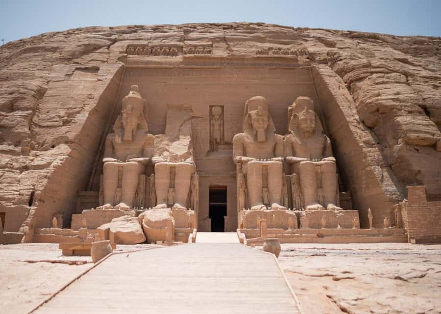 Aswan: Abu Simbel Group Tour with Guide and Entrance Fees - Entering the Great Temple of Ramses II: what the best guides focus on