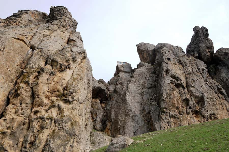 Baku: Candy Mountain, Pink Lake, Besh Barmag Dag and Mosque - Beshbarmaq Mountain and the Five Finger View: Calm Views With a Short Climb
