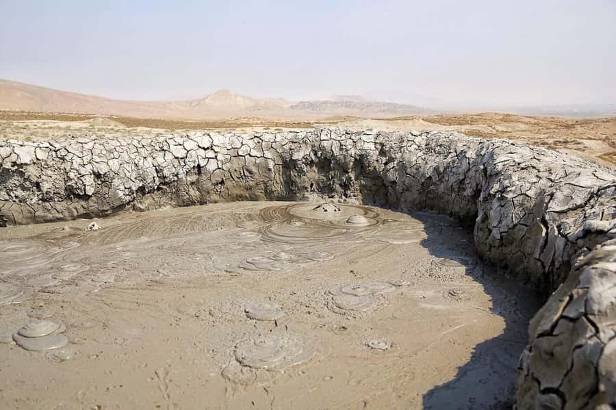 Baku: Gobustan, Volcanoes, Fire Temple and Yanardag Day Trip - Oil Well and Bibi-Heybat Area: Starting With Azerbaijan’s Industry