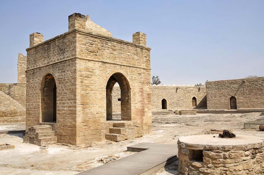 Baku: Gobustan, Volcanoes, Fire Temple and Yanardag Day Trip - Lunch in a Local Azeri Buffet: Keep It Simple and Budgeted
