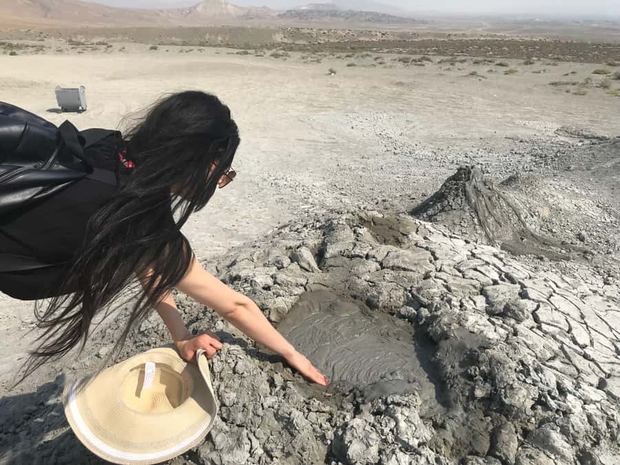 Baku: Gobustan, Volcanoes, Fire Temple and Yanardag Day Trip - Yanardag: The Burning Mountain That Refuses to Go Out