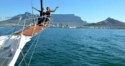 Cape Town: 1-Hour Pre-Sunset Champagne Cruise - Table Mountain in golden hour: where the photos become easy