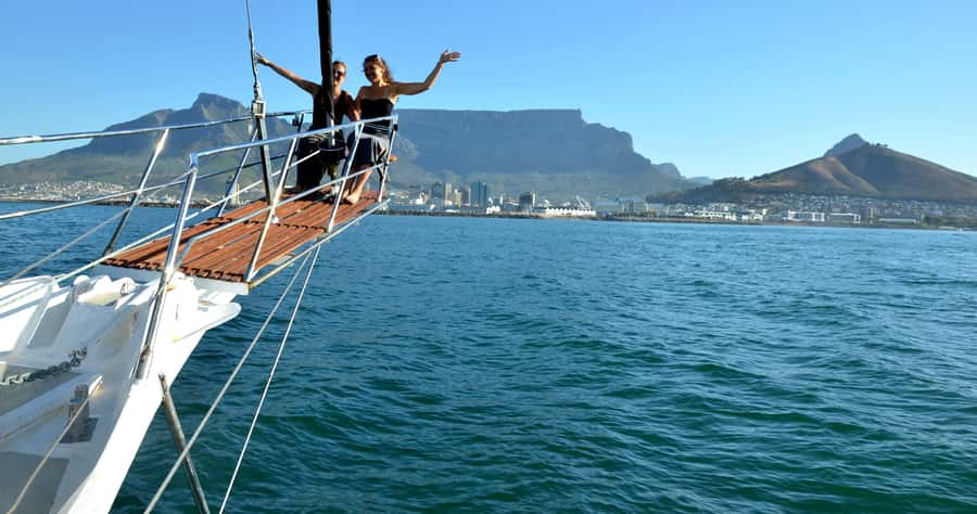 Cape Town: 1-Hour Pre-Sunset Champagne Cruise - Table Mountain in golden hour: where the photos become easy