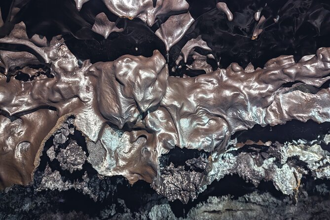 Discovery of the lava tubes 2004 of Piton de la Fournaise - Language matters in caves, and the guides handle it