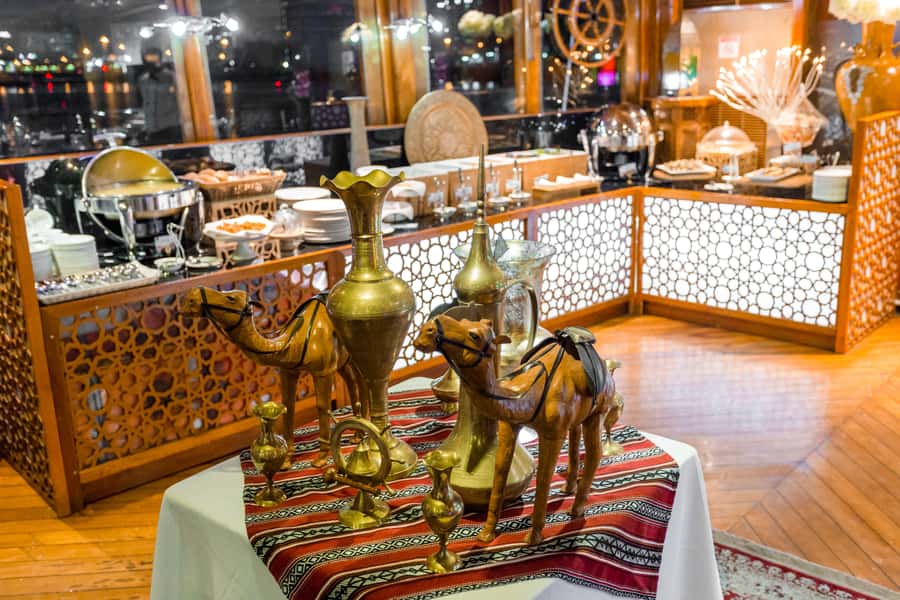 Dubai: 2-Hour Evening Dhow Cruise and Dinner - The buffet dinner: what the meal experience really feels like