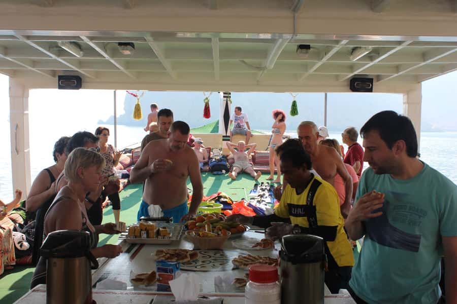 Dubai: Full-Day Sea Safari to Musandam - Lunch and snacks onboard: not just a meal, a pace-setter