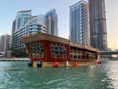 Dubai Marina: Dinner Cruise in a Traditional Boat - Two Hours of Night Views: Bluewaters, JBR, and the Palm Islands