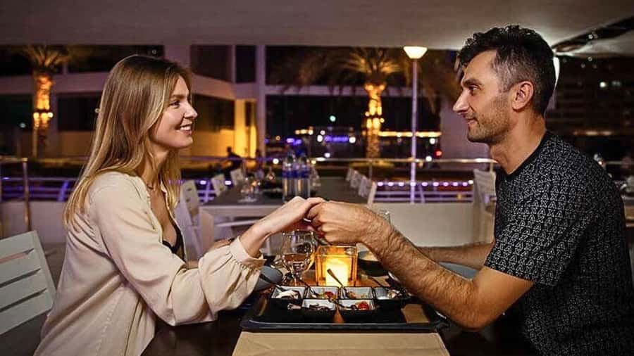 Dubai: Marina Premium Dinner Cruise with Unlimited Drinks - Photo opportunities: fun memories, and one annoying catch