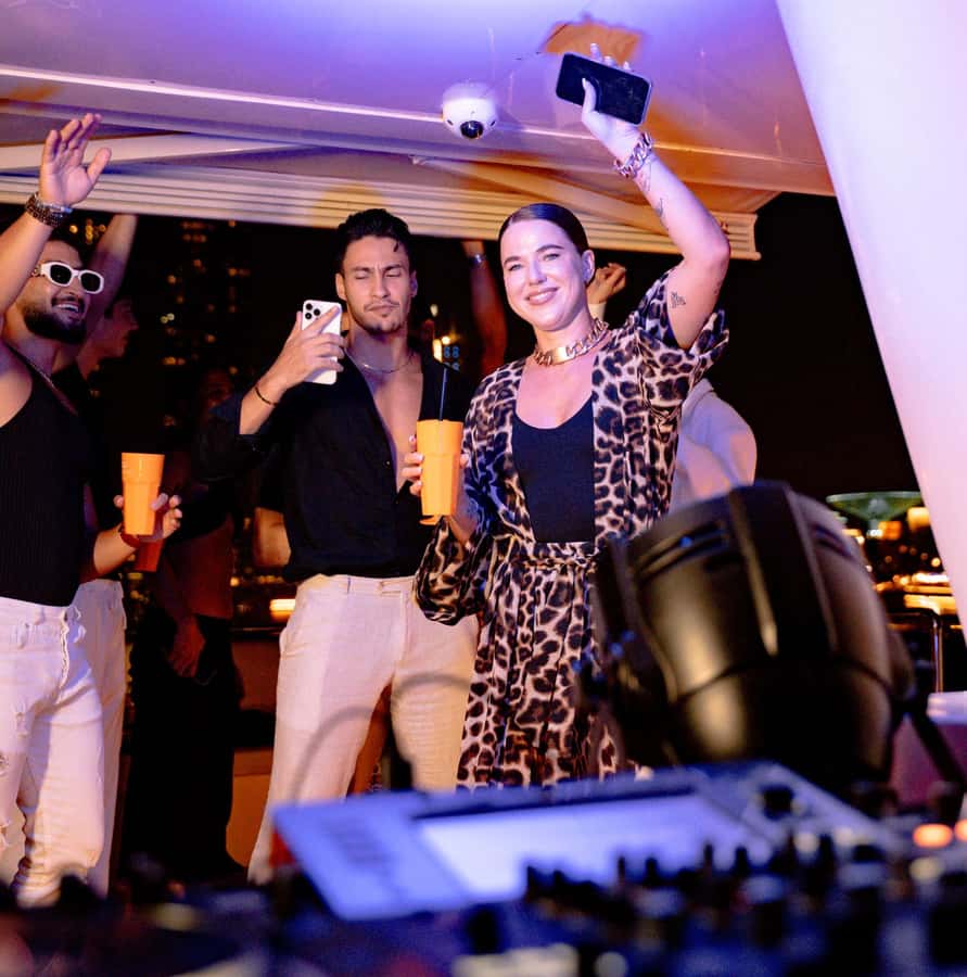 Dubai: Marina Yacht Party with BBQ, Unlimited Drinks and DJ - Key highlights