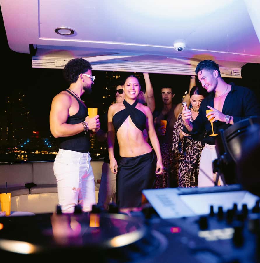 Dubai: Marina Yacht Party with BBQ, Unlimited Drinks and DJ - Getting there without stress: DMCC metro and the Marina Mansion route
