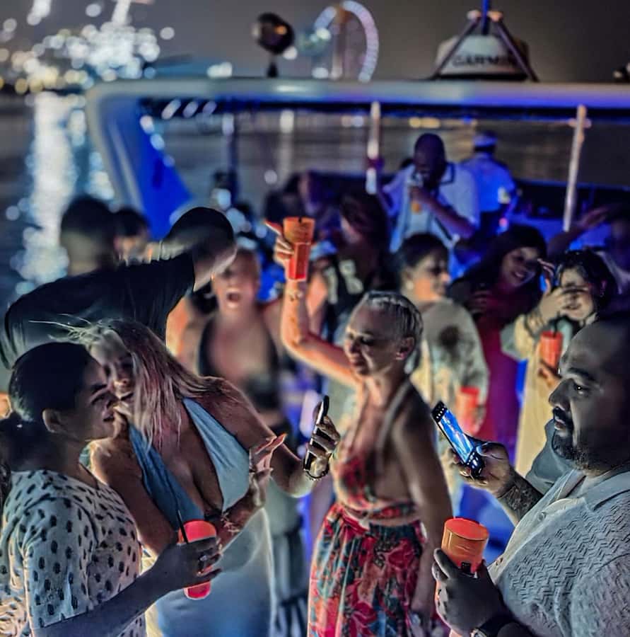 Dubai: Marina Yacht Party with BBQ, Unlimited Drinks and DJ - The 4-hour flow: check-in lounge to open-deck DJ time