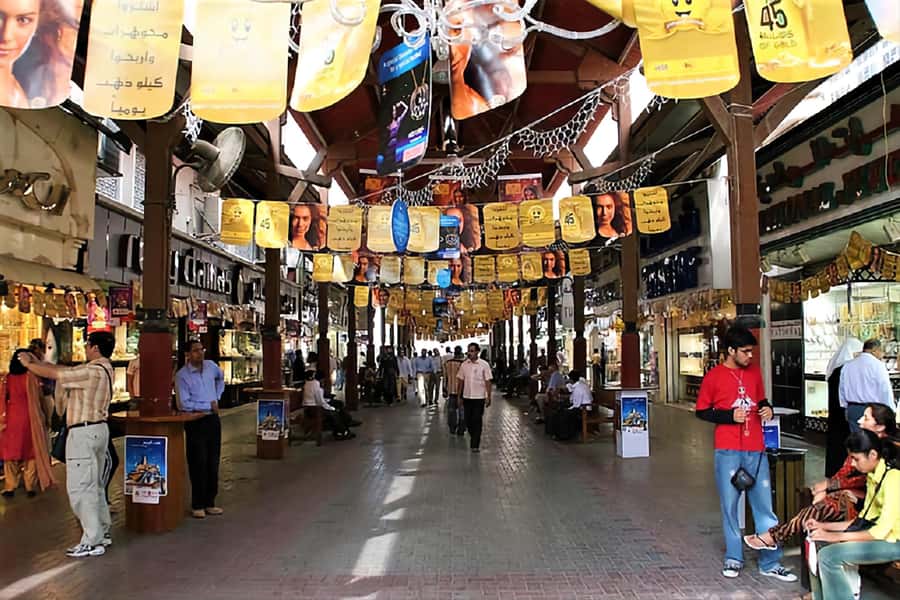 Dubai: Old to New Dubai Private Half-Day Sightseeing Tour - Al Souq Al Kabeer and the water taxi: Old Dubai becomes a sensory experience