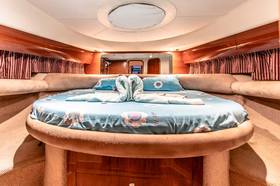 Dubai: Private Luxury Everest Yacht Cruise from Dubai Marina - Palm Jumeirah and Jumeirah Zabeel Saray: the Dubai postcard becomes real