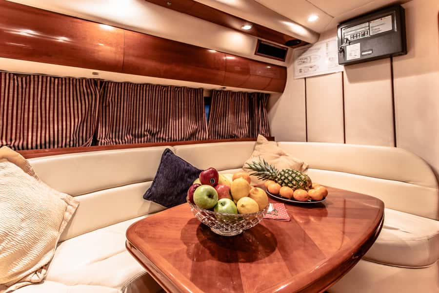 Dubai: Private Luxury Everest Yacht Cruise from Dubai Marina - Price and value: what $136 per group really means
