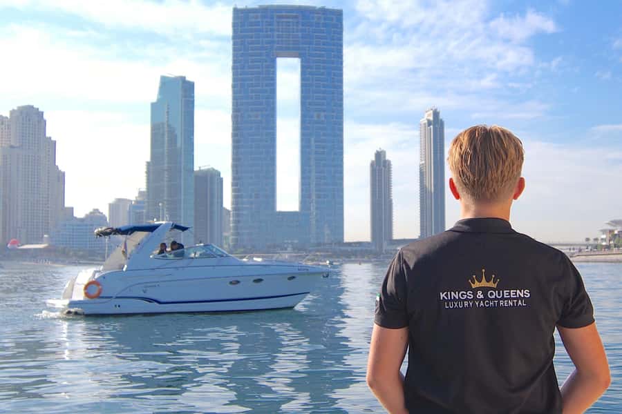 Dubai: Private Yacht Cruise for Unforgettable Memories - Dubai Harbour Yacht Club: getting to the boat without stress