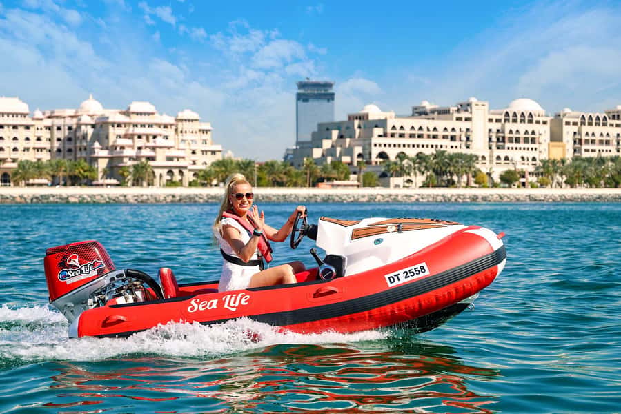 Dubai: Self-Drive Boat Experience for 1 or 2 People - Jumeirah Beach Residence to Ain Dubai: your first photo-friendly stretch