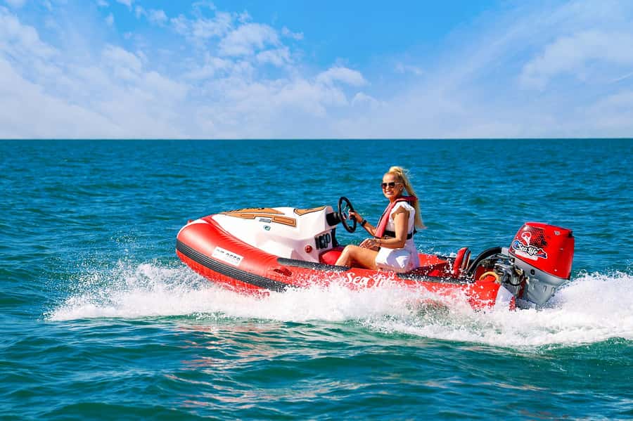 Dubai: Self-Drive Boat Experience for 1 or 2 People - Music, included water, and the small-group advantage