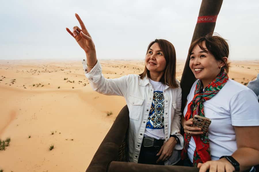 Dubai: Sunrise Hot Air Balloon Tour Over the Desert - Coffee, safety briefing, and the team at Sindbad Gulf Balloons