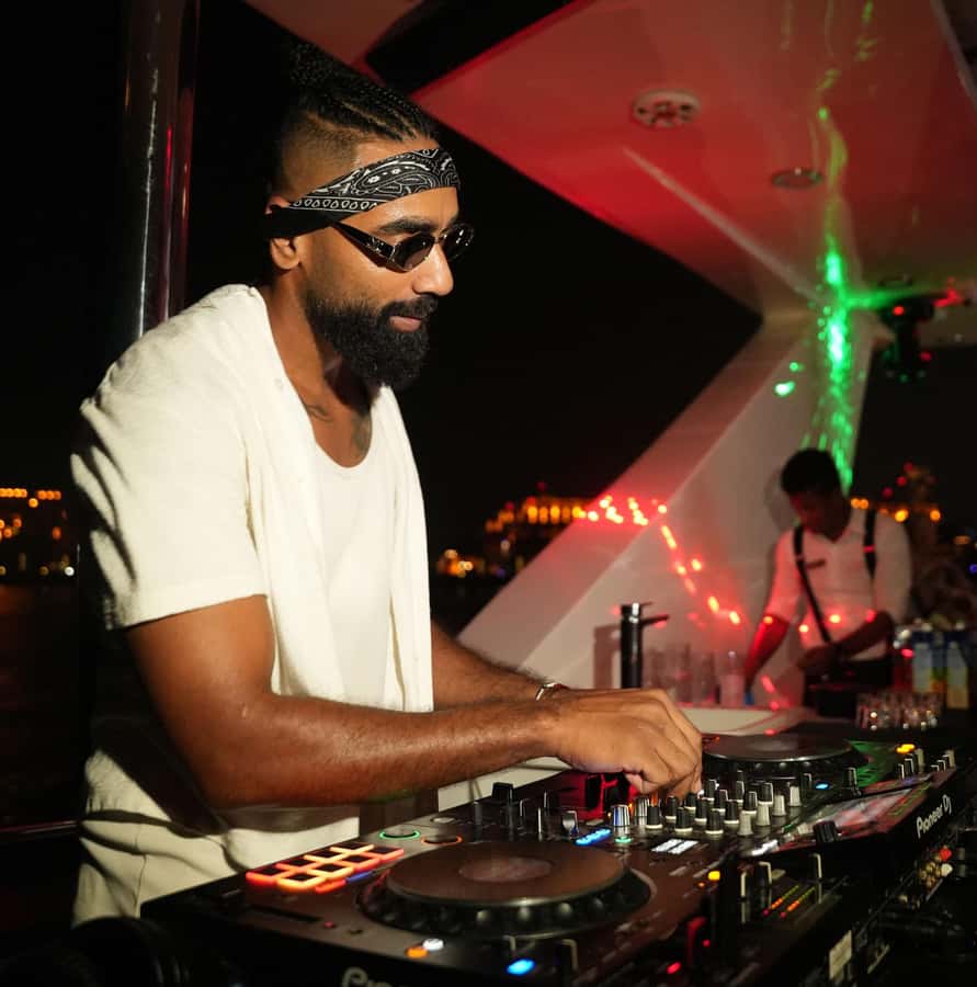 Dubai: Superyacht Experience with Party & Live DJ - Who This Dubai Superyacht Party Cruise Suits Best