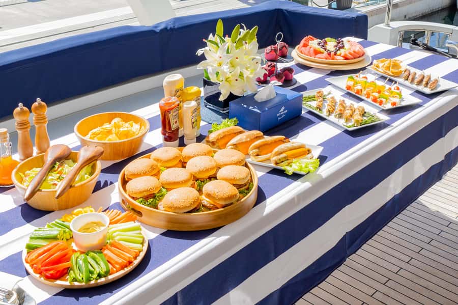 Dubai: Yacht Cruise with Swimming, Snorkeling and BBQ Lunch - The crew: why service levels matter on a shared yacht