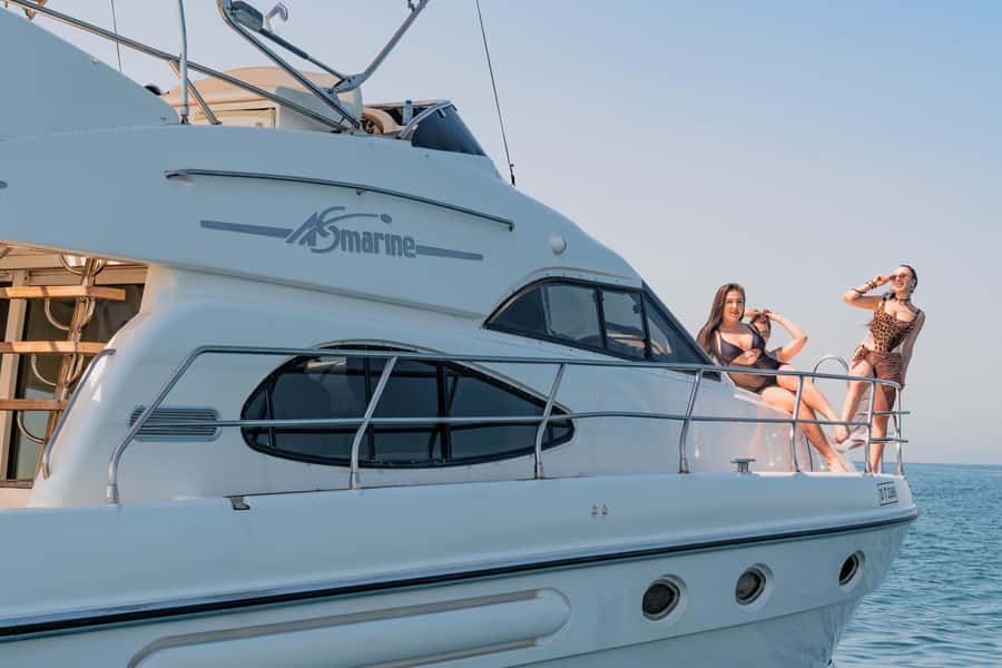 Dubai Yacht Tour - Boat Trip upto 12 guests Private event - Picking the right route: Marina, Canal, JBR, Palm, Atlantis, and Burj Al Arab
