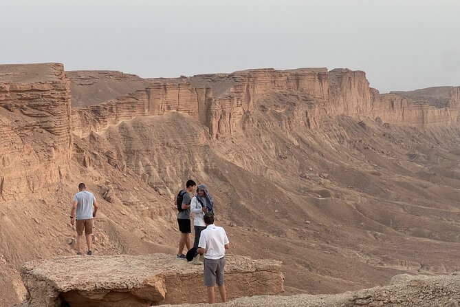 Edge of the World with 4x4 vehicles, sunset Dinner and stargazing - Cave or national park: the weekday vs weekend choice