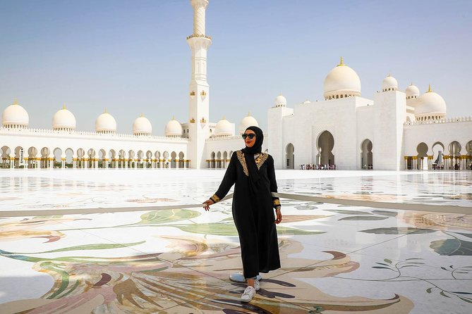 From Abu Dhabi: Sheikh Zayed Mosque, Royal Palace & Etihad Tower - Emirates Palace harbor views: what you’re seeing in real life