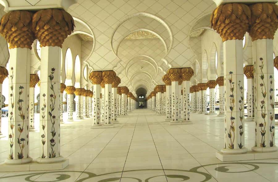 From Dubai: Abu Dhabi City Tour With Louvre Museum - Lunch break reality: how to handle food without losing the day