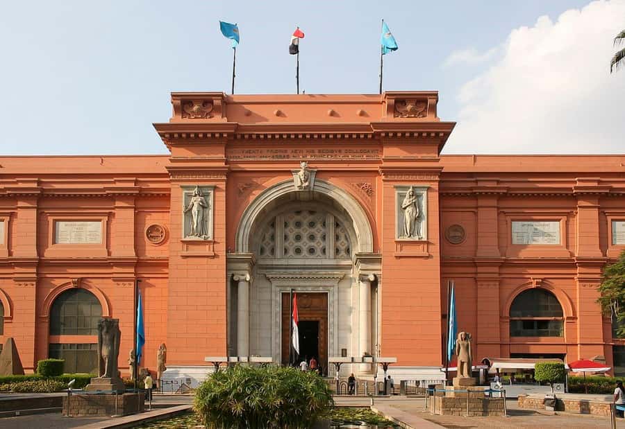 From Hurghada: Pyramids and Egyptian Museum Tour & Boat Ride - Great Sphinx and the Valley Temple: what to look for