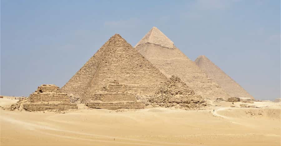 From Hurghada: Pyramids and Egyptian Museum Tour & Boat Ride - Lunch, snacks, and the reality of Cairo shopping stops
