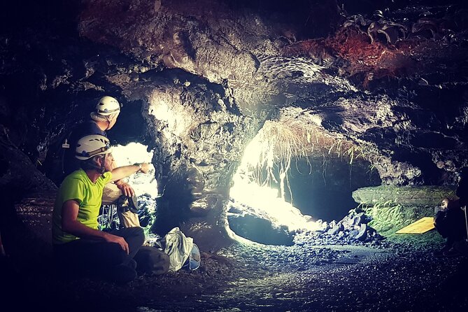 Guided tour of the 2004 lava tunnels - The 15-Minute Approach on Lava Ropes