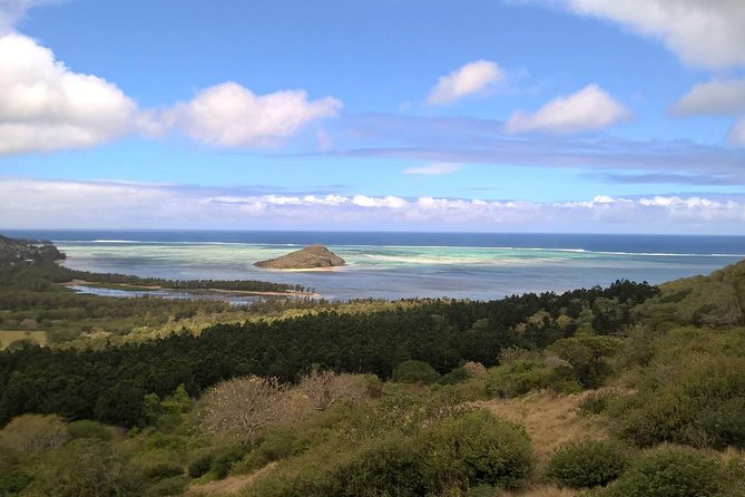 Hiking Le Morne Brabant - Guide support on the rock scrambling sections