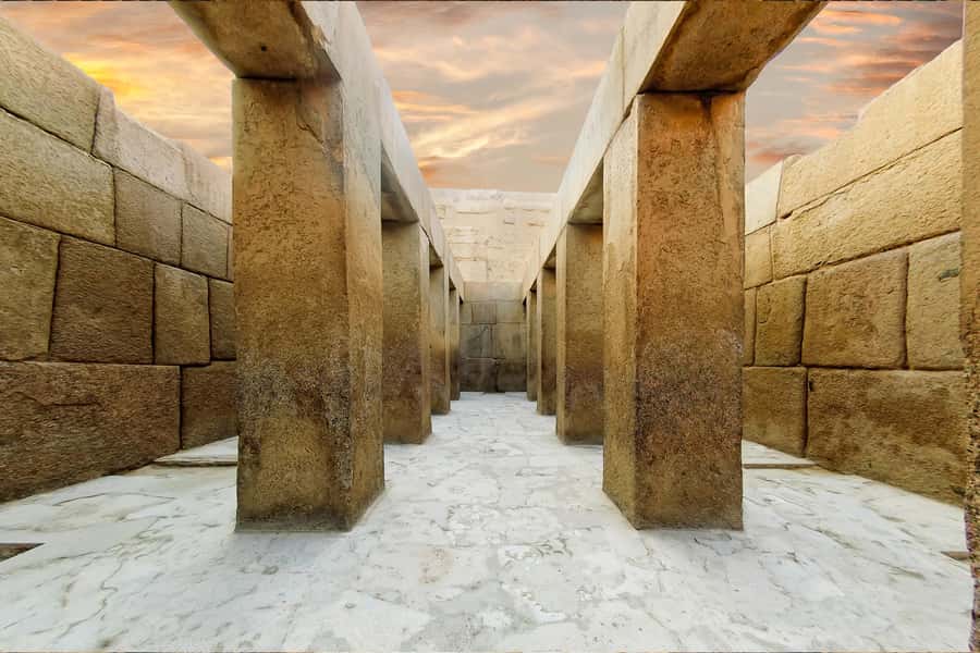 Hurghada Day Trip to Giza Pyramids, Sphinx, Museum and lunch - Giza Plateau with a guide: faster orientation, better photos