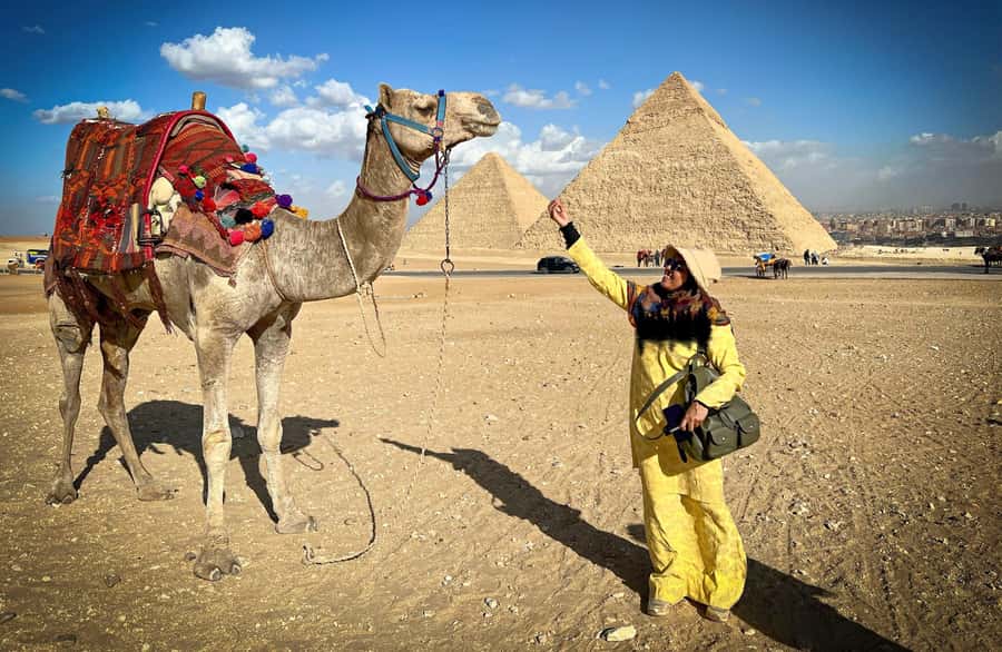 Hurghada Day Trip to Giza Pyramids, Sphinx, Museum and lunch - Sphinx and Valley Temple: short stops that still feel complete