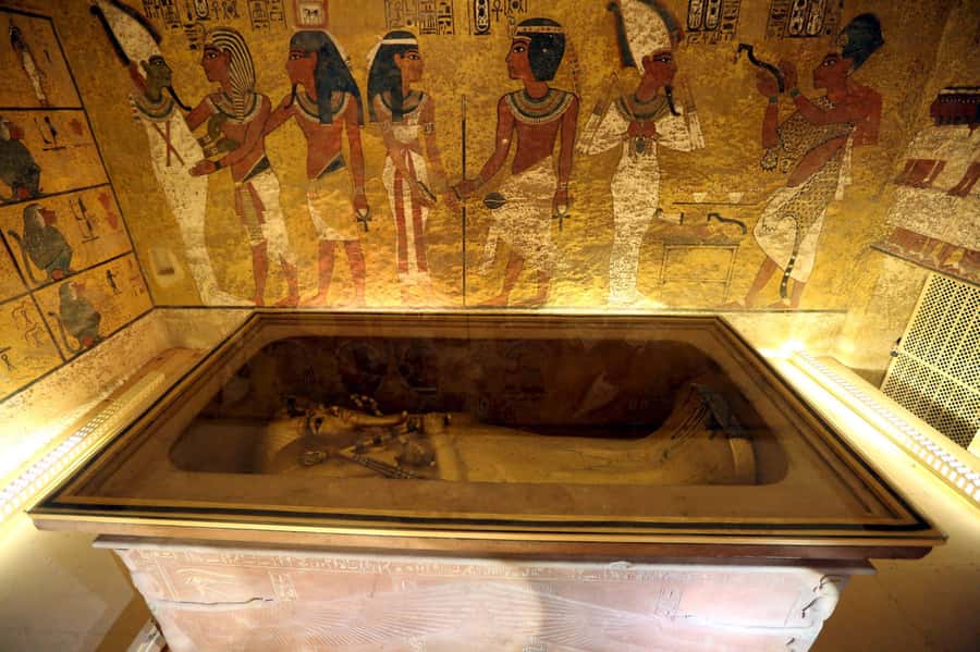 Hurghada: Luxor Highlights & King Tut Tomb Tour with Lunch - Karnak Temple: seeing the Theban Triad story behind the columns