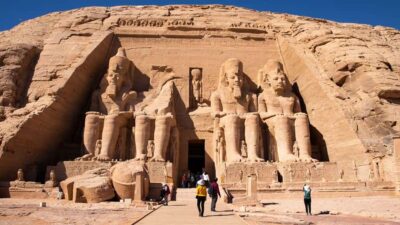 Luxor: Abu Simbel Temple Private Guided Day Trip with Lunch - Private pickup and the air-conditioned car for a long round trip