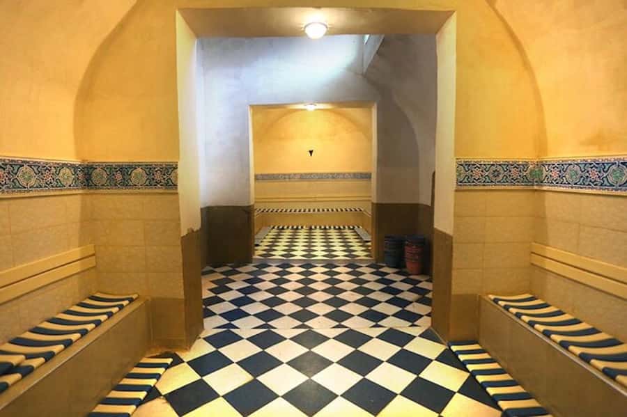 Marrakech: Authentic Moroccan Hammam Experience in Mouassine - The main event: black soap + kessa scrubbing