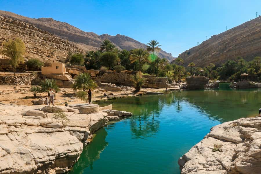 Muscat: Southern Treasures & Wadi Shab Tour with Audio Guide - Wadi Shab: the 45-minute walk that sets the tone