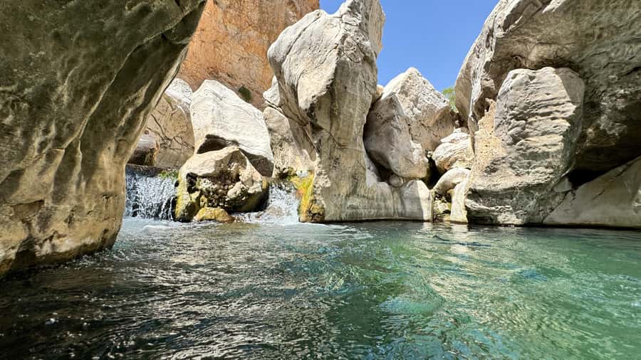 Muscat: Wahiba Desert and Wadi Bani Khalid Guided Group Tour - Lunch at the midpoint: traditional food, vegetarian included