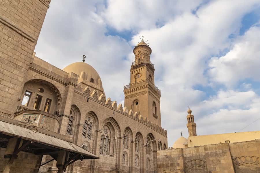 Old Cairo Guided Walk Tour: History, Culture & Street Bites - Al-Hussein Mosque: a spiritual pause before the markets