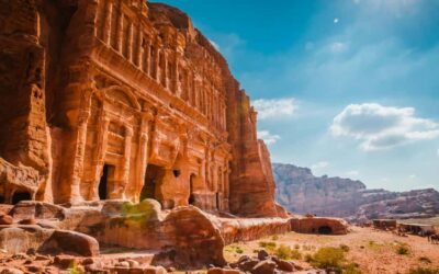 Petra & Wadi Rum: Full Day Private Tour with Hotel Pickup - Entering Petra through Al-Siq: the anticipation is the point