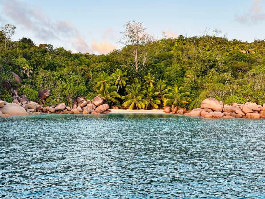 Praslin: Curieuse & St-Pierre Boat Adventure with Snorkeling - Lunch options on Curieuse: BBQ extra, or keep it simple with snacks