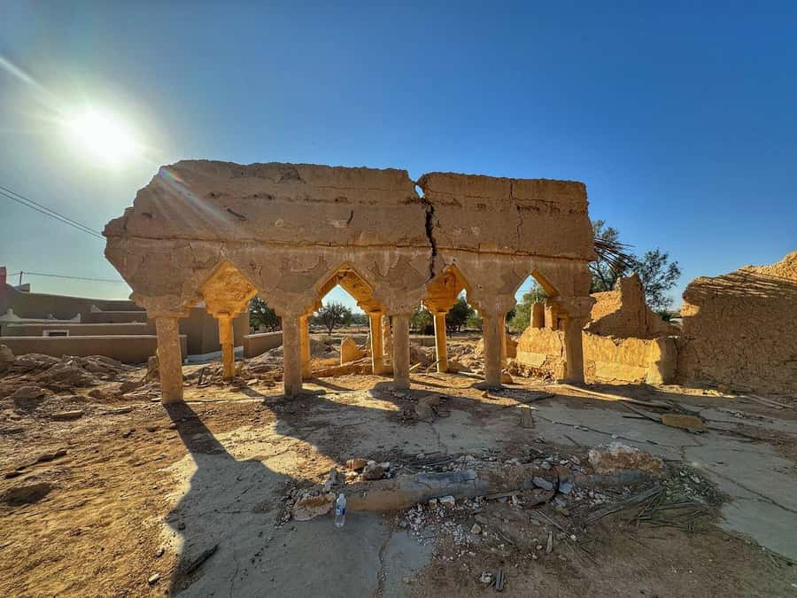 Riyadh: Edge Of The World and Bats Cave Tour by 4x4 - Bats Cave: a small entrance and a surprising vibe