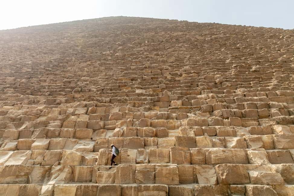 Sharm El-Sheikh: Full-Day Tour of Cairo and Pyramids by Bus - The guides: Sarwat, Ahmed, Ibrahim, Mohamed Amin, and why they change the day