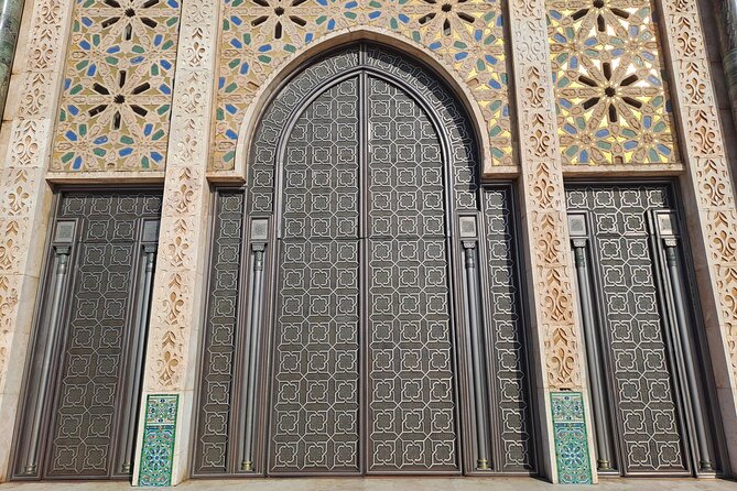 Tour of Casablanca from cruise or hotels, guided tour. - Square Mohammed V and Notre Dame de Monts: two faith landmarks with different moods