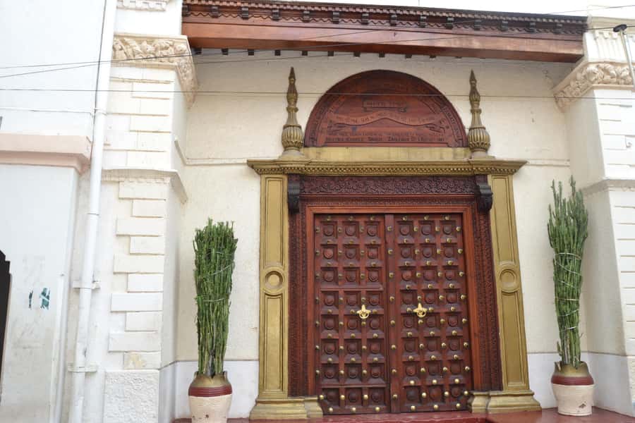 Zanzibar: 3 Hours Private Stone Town walking Tour with Guide - Sultan Palace and Forodhani Garden: Power, Tradition, and Evening Energy